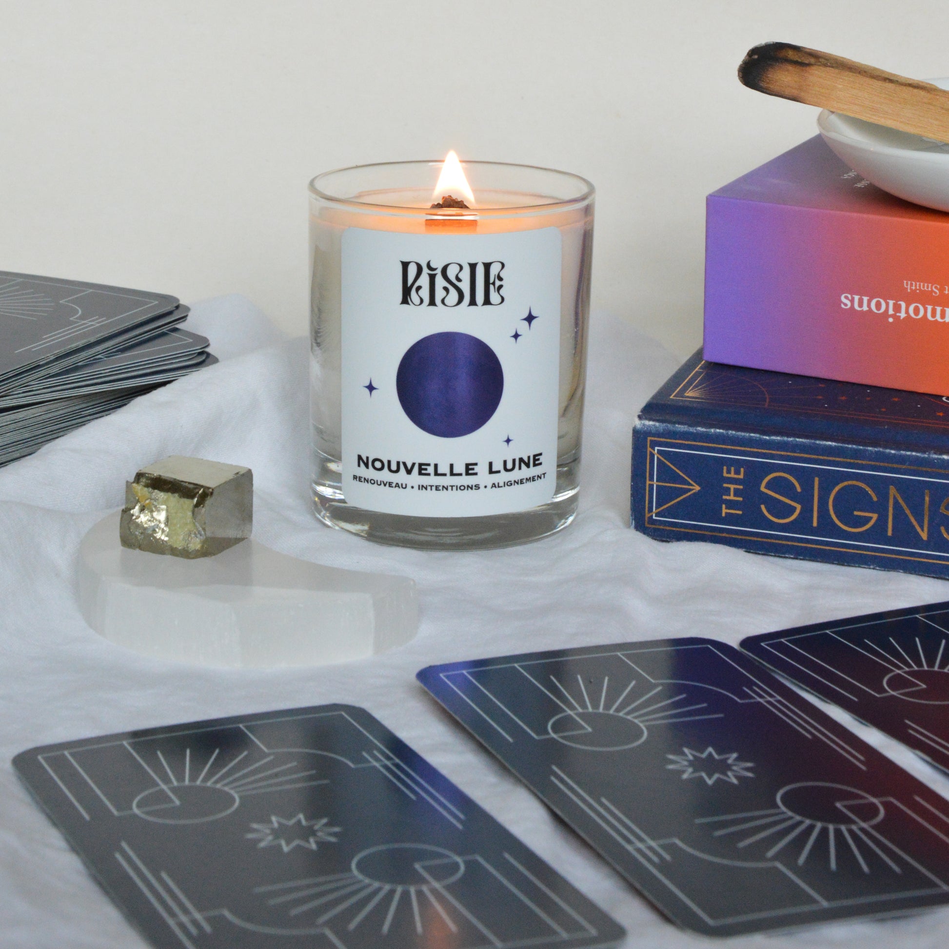 La bougie rituel nouvelle lune.Le crépitement de la mèche est une invitation à la méditation. La bougie parfumée parfaite pour le rituel de nouvelle lune.