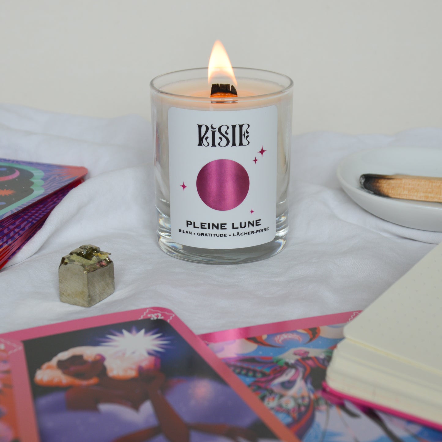 La bougie rituel pleine lune.Le crépitement de la mèche est une invitation à la méditation. La bougie parfumée parfaite pour le rituel de pleine lune.