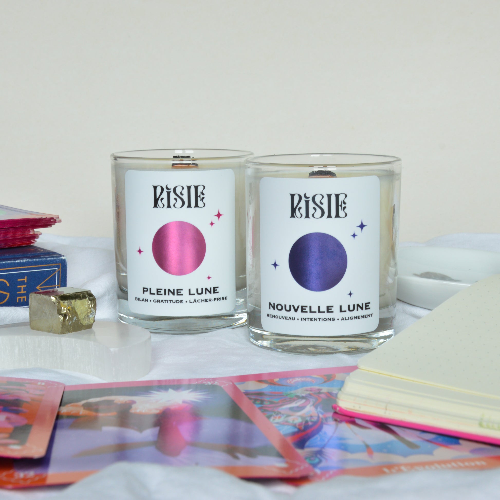 Les bougies parfumées inspirées par les rituels de lune. La bougie nouvelle lune et la bougie pleine lune, parfaites pour des rituels bien être inspirés par l'astrologie.