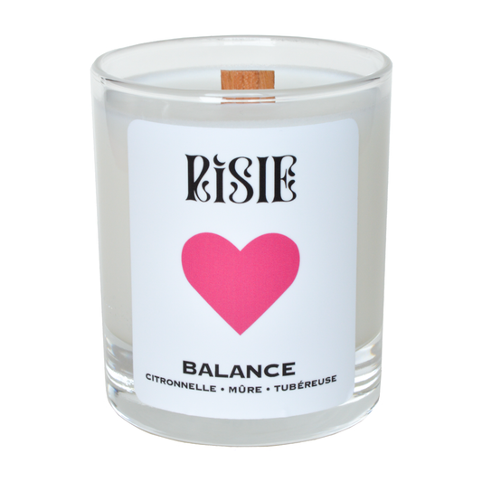 Photo de la bougie parfumée imaginée pour le signe astrologique de la Balance. Grâce à une senteur imaginée spécialement pour le signe Balance, profite d’un bien-être sur mesure et élève tes vibrations !