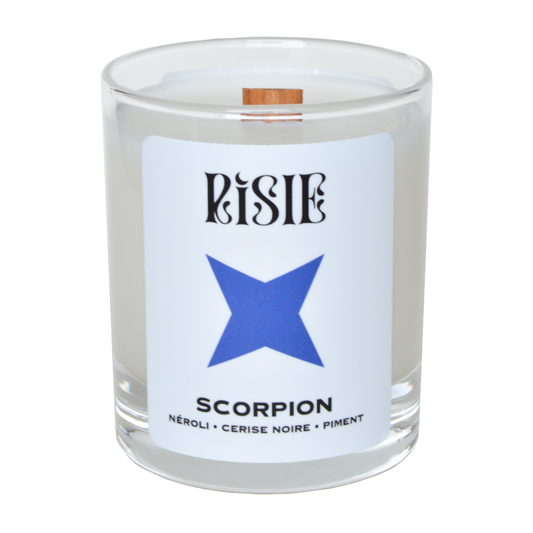 Photo de la bougie parfumée imaginée pour le signe astrologique du Scorpion. Grâce à une senteur imaginée spécialement pour le signe Scorpion, profite d’un bien-être sur mesure et élève tes vibrations !