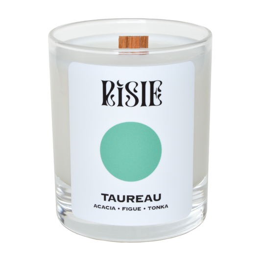 Photo de la bougie parfumée imaginée pour le signe astrologique du Taureau. Grâce à une senteur imaginée spécialement pour le signe Taureau, profite d’un bien-être sur mesure et élève tes vibrations !